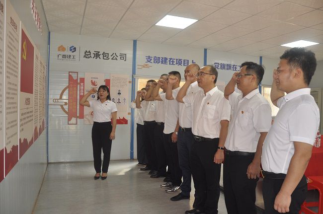 重温入党誓词。。。。。。王瑾贞 摄（修图）.jpg