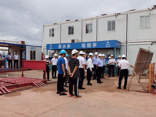 孙大光在听取项目情形汇报。。。。。祁建强 摄（修图）.jpg