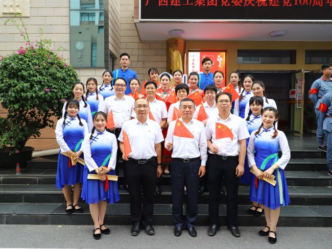 向导与演职职员合影。。。。。。。李立云 摄.jpg