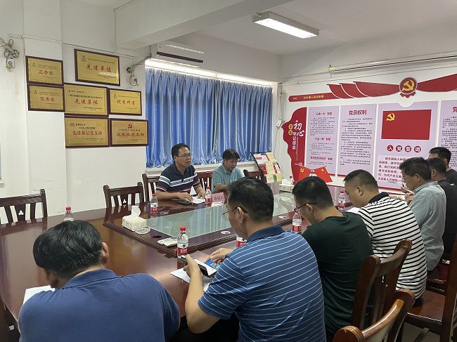 调研会现场。。。。。。。。容芝雅 摄（修图）.jpg