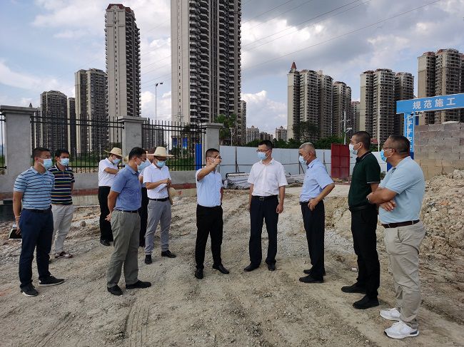 高鑫（右四）在项目现场。。。。。。翁职信 摄（修图）.jpg