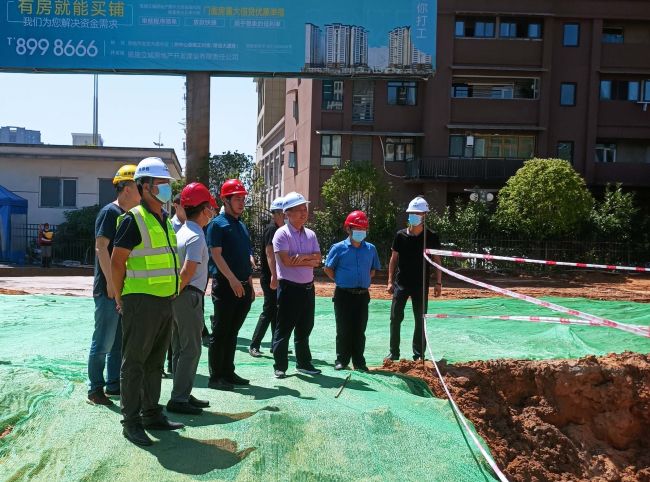 1刘涛（右三）在项目现场调研。。。。。蔡淑萍 摄（原图）.jpg