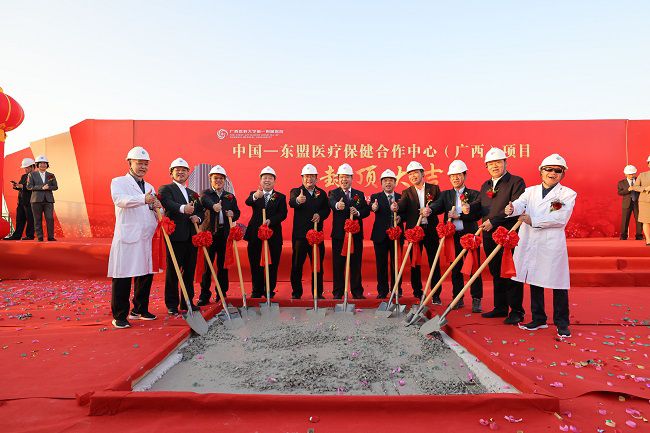 浇筑混凝土现。。。。。。。。ㄐ尥迹.jpg