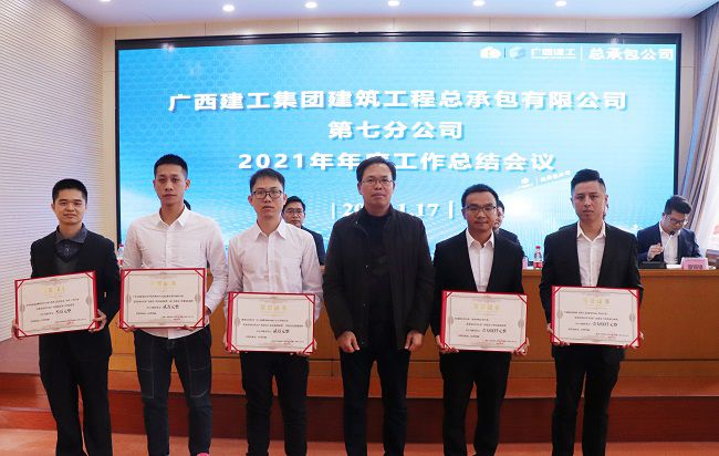 陈祖训为获奖职工揭晓证书。。。。。。周煜川 摄（修图）.jpg