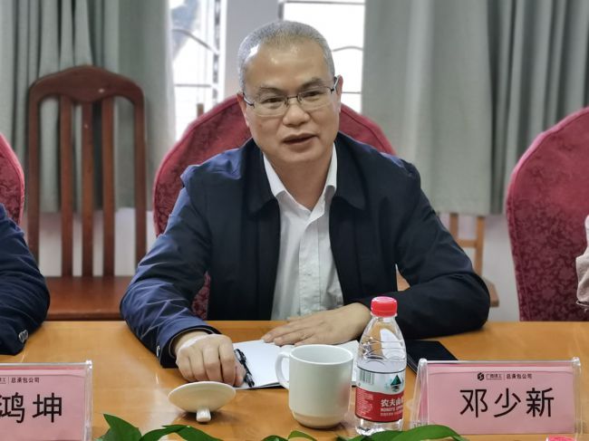 邓少新在三分公司调研。。。。。。。。梁红玉 摄（修图）.jpg