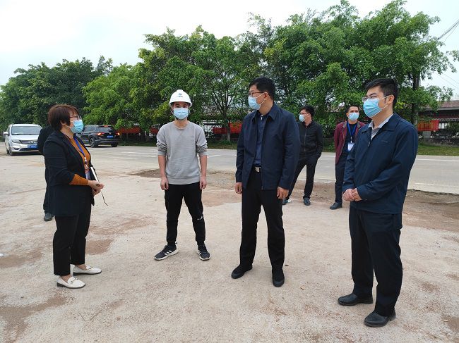 秦义敏（右二）在项目视察指导事情。。。。。。。梁凯 摄(修图）.jpg