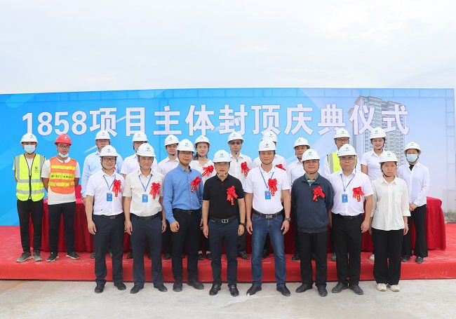 邓少新与在场职工合影留念。。。。。。周煜川 摄（修图）.jpg