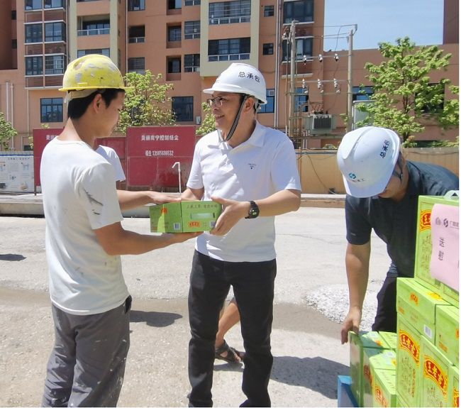 发放慰问品。。。。。。。潘文君 摄（修图）.jpg