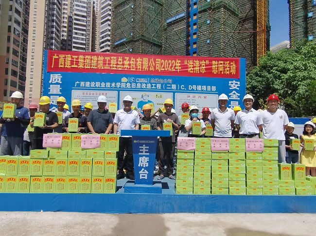 ”送清凉“慰问活动合影。。。。。。。潘文君 摄（修图）.jpg