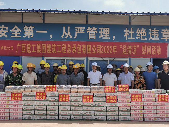 慰问活动合影。。。。。。。。王瑾贞 摄（修图）.jpg