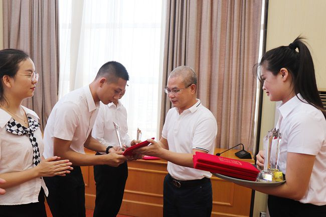 邓少新为获奖职工颁奖。。。。。。。。周煜川 摄（修图）.jpg