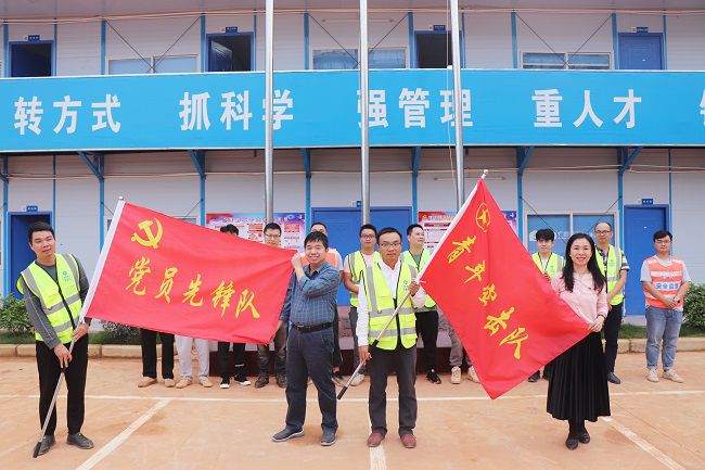 岑廷义和张力为党支部授旗。。。。。周煜川 摄（修图）.jpg