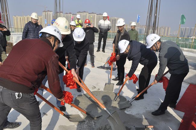 陆烜（右一）与现场嘉宾配合为项目封顶浇筑混凝土。。。。。。。。王瑾贞 摄（修图）.jpg