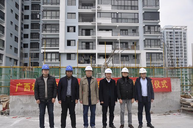 加入封顶仪式的相关向导合影。。。。。。王瑾贞 摄（修图）.jpg