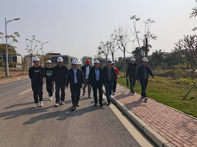 曾劲松审查项目现场。。。。。。邓高越 摄（修图）.png