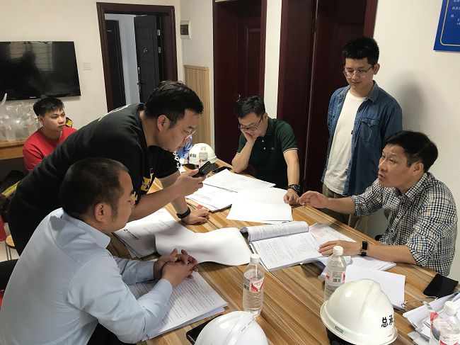 钻研解决现场问题。。。。。。。。韦吉亮 摄（修图）.jpg