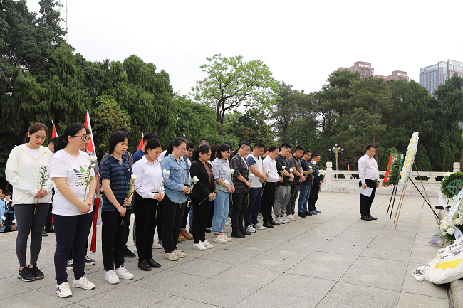 全体默哀。。。。。。。林成斌 摄（修图）.png