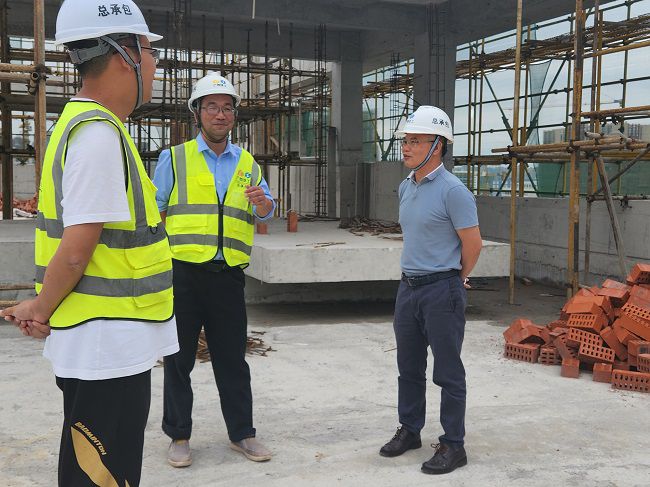 邓少新听取项目汇报。。。。。。。。林颖翔摄（原图00）.jpg