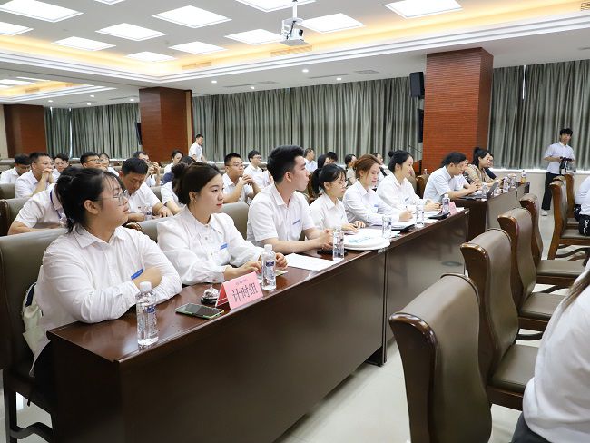 事情职员认真计时记分。。。。。。李立云 摄（修图）.jpg