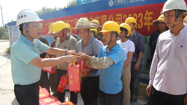 发放清凉饮品。。。。。。。蔡怡灵 摄（修图）.png