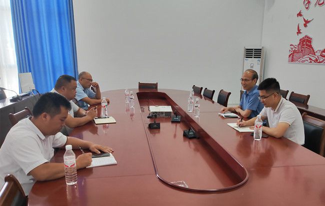 翟羽佳与忻城县农投集团主要向导举行事情谈判。。。。。。李远航摄（修图）.jpg