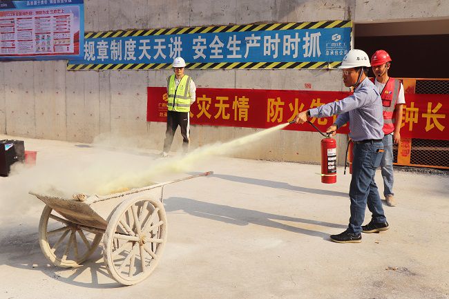 曾劲松举行灭火器材使用培训。。。。。。。。周煜川 摄（修图）.jpg