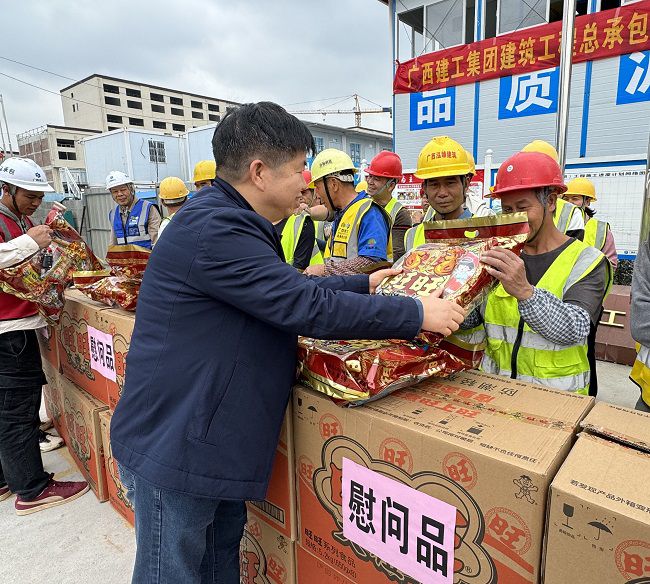 发放慰问品。。。。。。。韦艳雷 摄（修图）.jpg