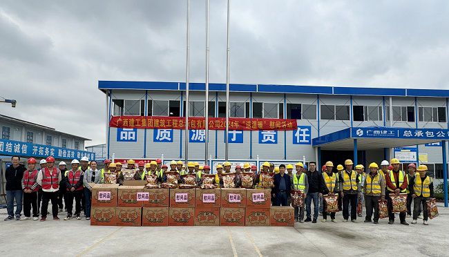 “送温暖”慰问活动合影。。。。。。。韦艳雷 摄（修图）.jpg