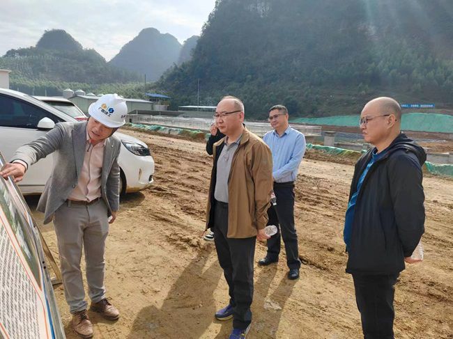 陆烜在安东乡项目现场听取汇报。。。。。（修图）.jpg