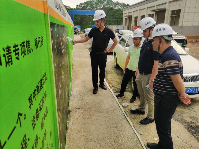 黎双荣听取项目情形先容。。。。。。。。李海宁摄（修图）.jpg