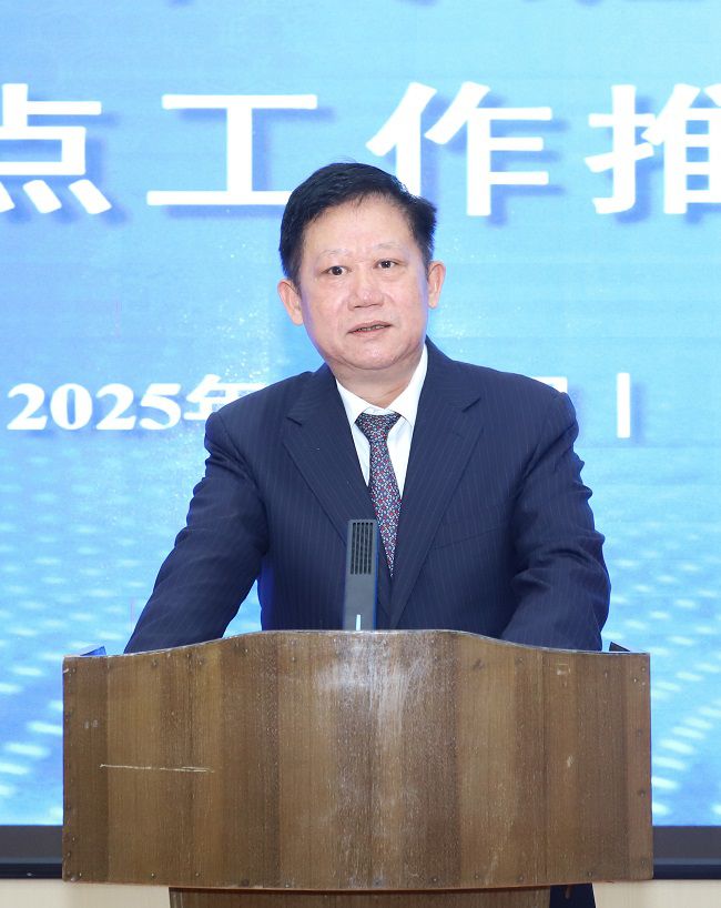 牙岑岭讲话 修图3.jpg