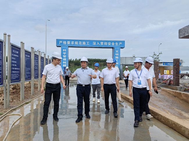 蓝海鹏在项目现场。。。。。。。；；；；；；撇由悖ㄐ尥迹.jpg