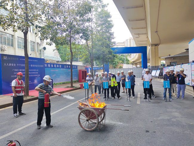 梅锦辉树模灭火器操作。。。。。。。。唬；；；；票ι 摄（修图）.jpg